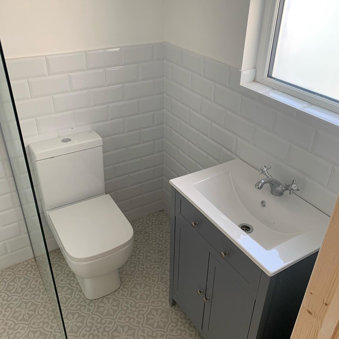 En-suite wet room with brick style tiling